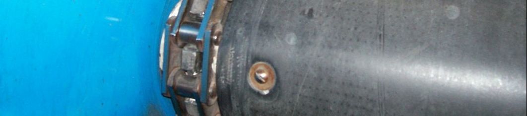 Combination drag chain with rubber belt conveyor, close-up at the sprocket