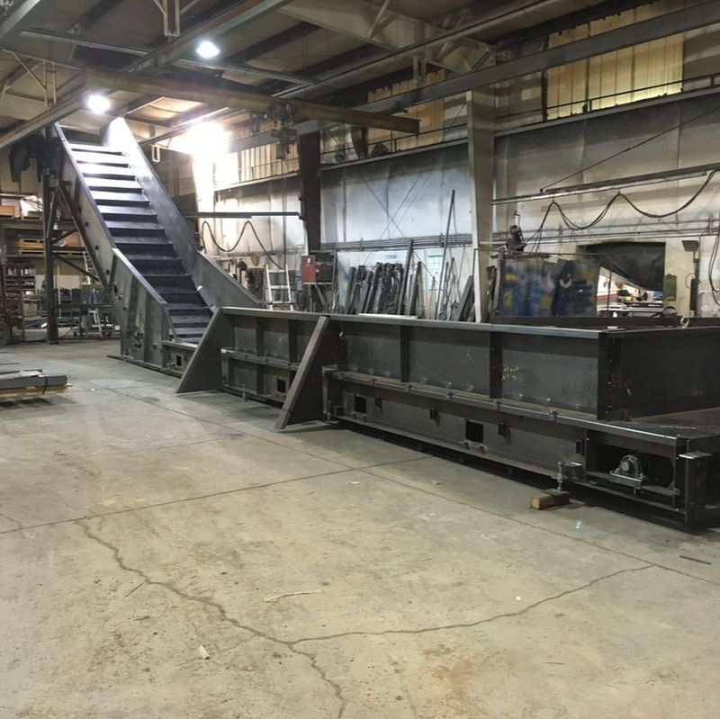 Slider bed conveyor built as a baler feed conveyor
