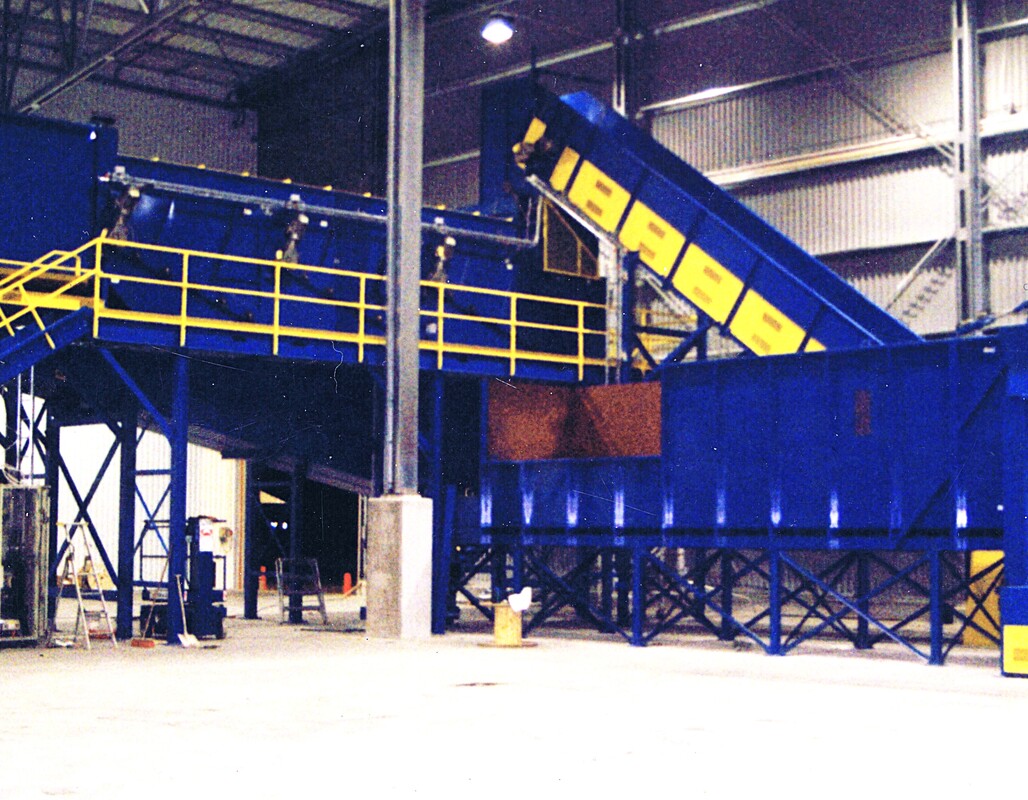 Walking live floor bin, side view, with feed conveyor