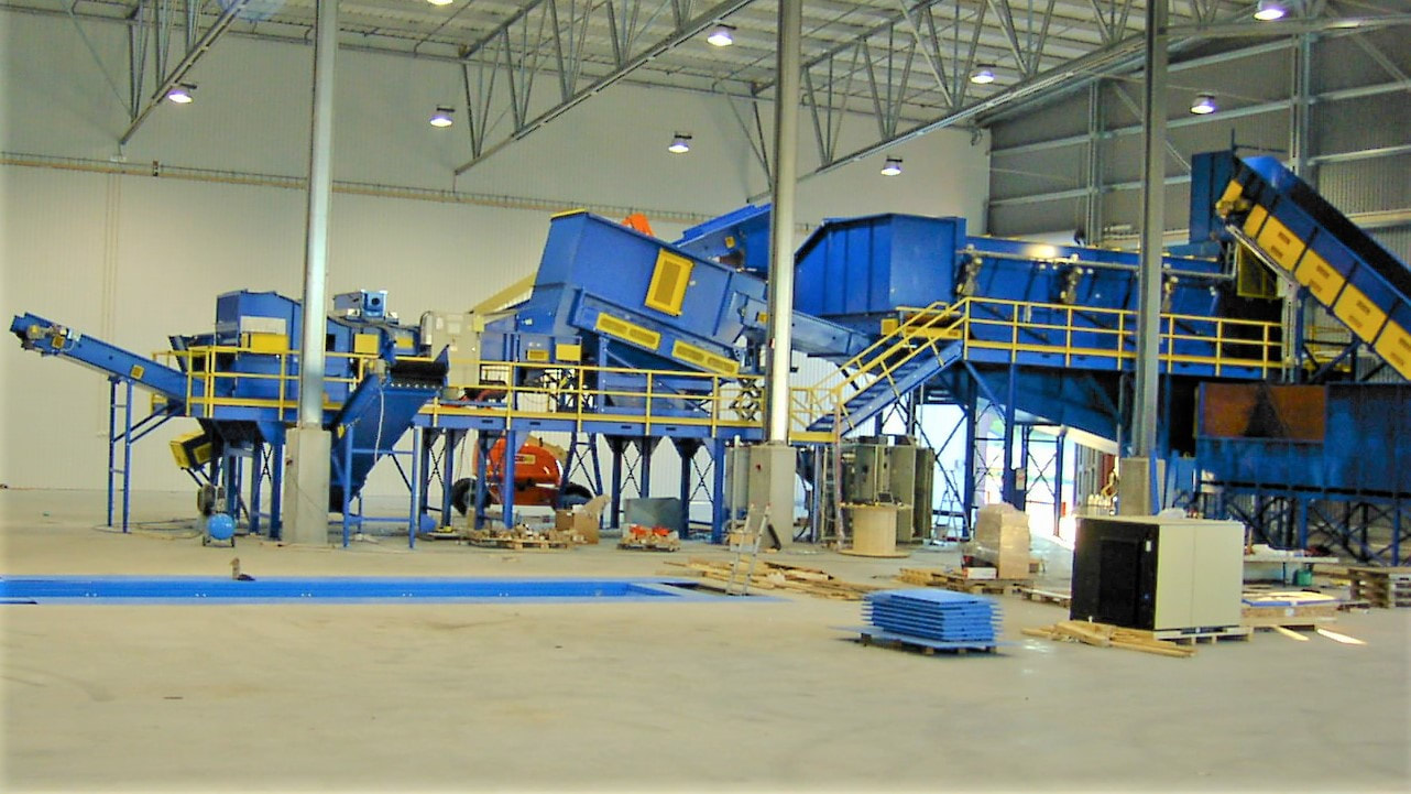Optical fiber sorting conveyor system on support platforms in a recycling facility