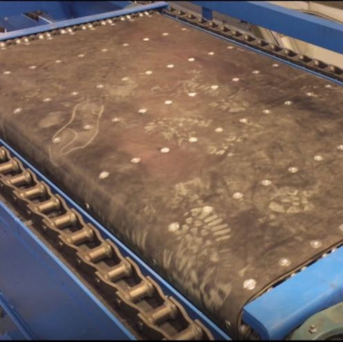 Bulk container tote bin chain transfer conveyor