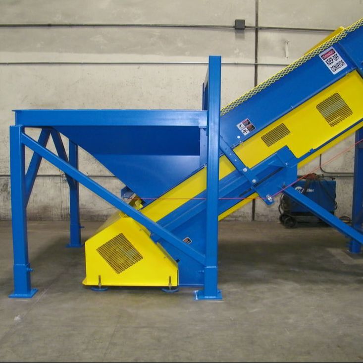 Drag chain conveyor with steel cleat flights on an incline feed