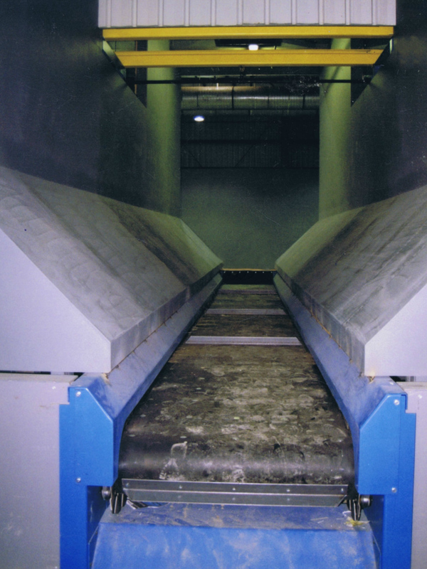 Live floor storage bin with a combination chain belt conveyor as the moving floor and discharge