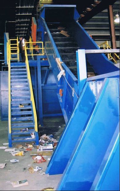 Slider bed feed conveyor loading section with pushwall and stair platform