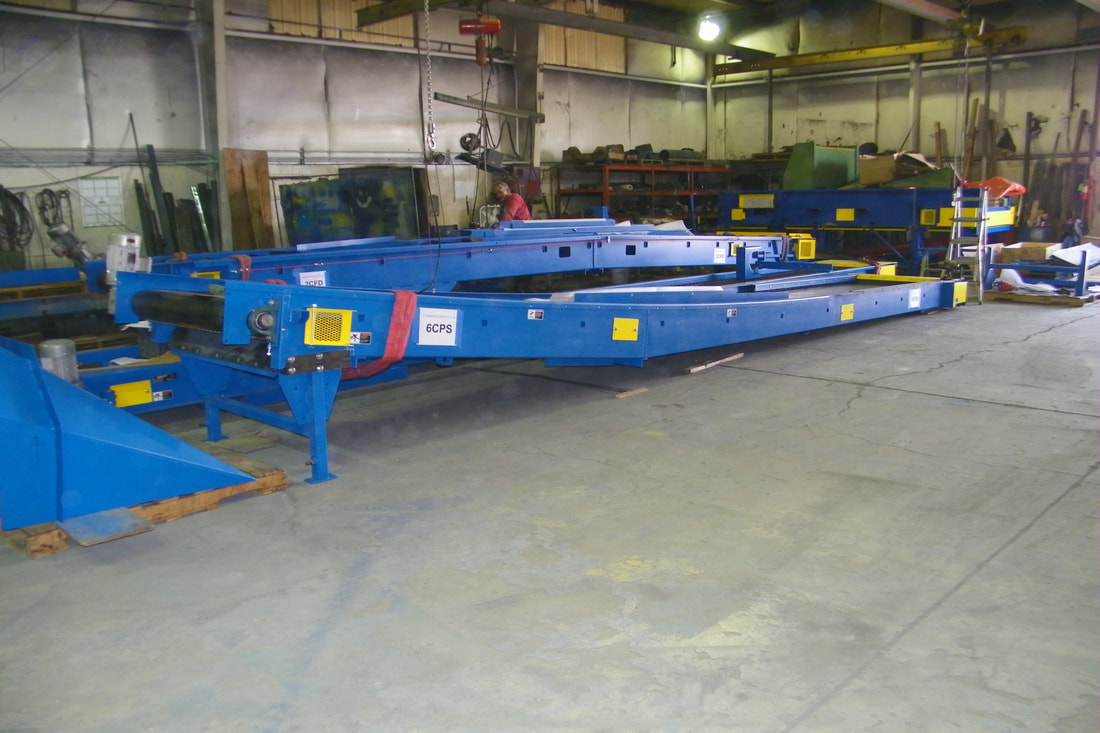 Upward-bending curved pre-sort conveyor with slider bed and rubber belt