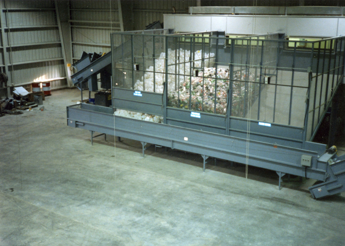 Self-emptying storage bins for a sorting line, with take-away conveyor