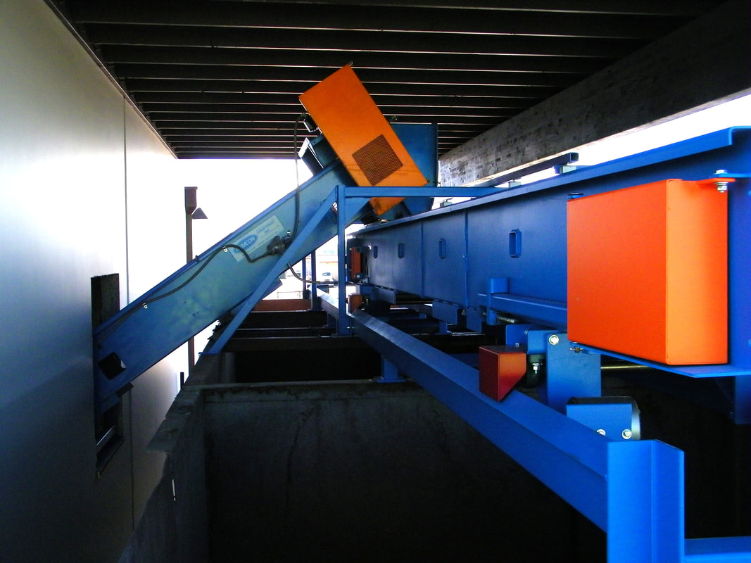 Reversing shuttle conveyor on heavy-duty steel angle tracks
