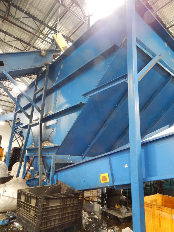 Storage hopper with outfeed conveyor for PET bottles and aluminum cans
