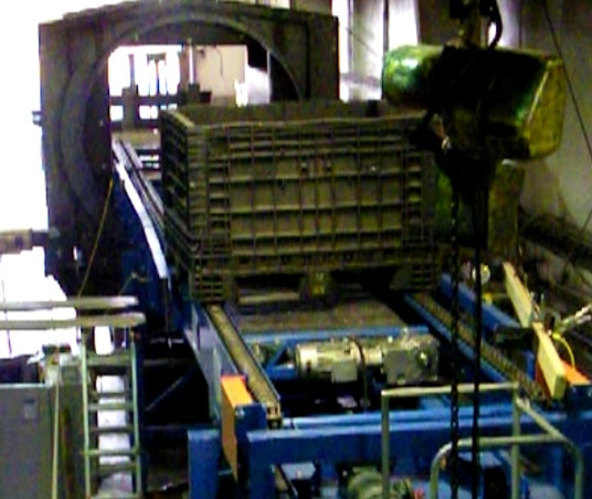 Chain conveyor built for moving plastic tote bins